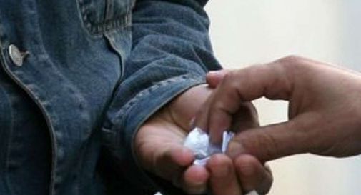 Non paga la marijuana: pestato a sangue dai pusher con manganello