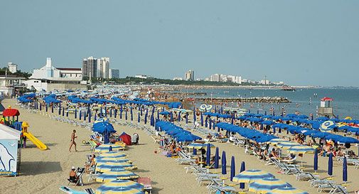 Lignano: pedalò si ribalta, bimbo di tre anni rischia di annegare