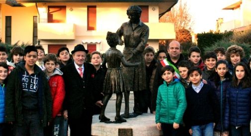 Statua danneggiata da vandali, ora è tornata al suo posto