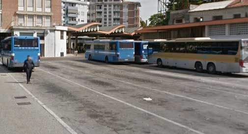 Sul bus senza biglietto va in escandescenza: 