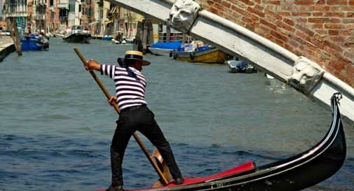 gondoliere aiuta ragazza coneglianese in difficoltà