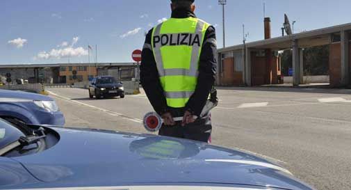 Ubriaco alle 7.40 del mattino, tenta di sfuggire alla polizia 