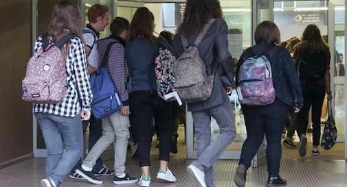 Minaccia di sparatoria al liceo, scatta l’allarme: controlli con i metal detector