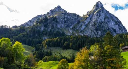 Soffia un forte vento, una cabina di una funivia si è schiantata al suolo