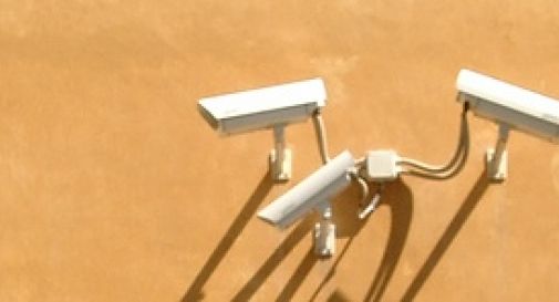 Provoca un incidente e scappa, incastrata dalle telecamere