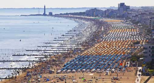 Boom di malori nelle spiagge venete, solo a luglio 8 in rianimazione