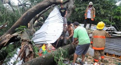 Tifone devasta le Filippine: 14 morti, sfollate oltre 20mila persone