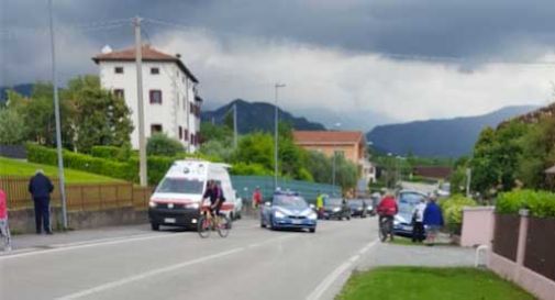 Passa il Giro, ciclisti si ribaltano a Vittorio Veneto a causa di un tombino pericoloso