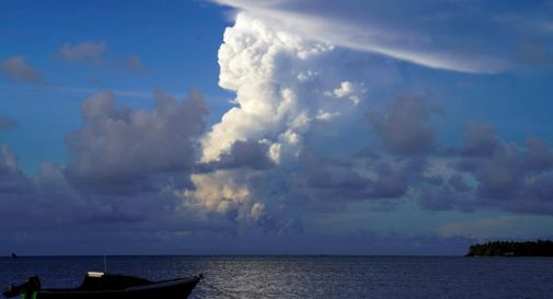 Segnalata nuova eruzione del vulcano a Tonga