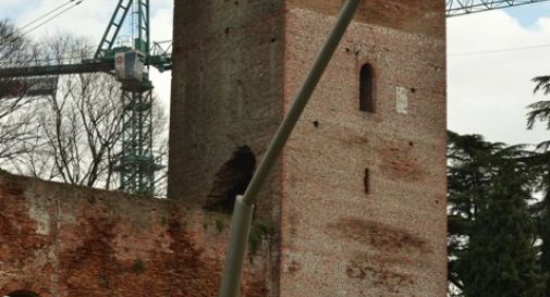 «Una torre è a rischio crollo»