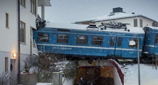 20enne ruba un treno e sfonda condominio