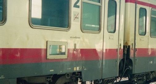 Stesa sui binari aspetta, ma all'arrivo del treno si rialza: 12enne ferita