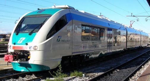 Paura per un cavo che finisce sul treno, macchinista resta ferito