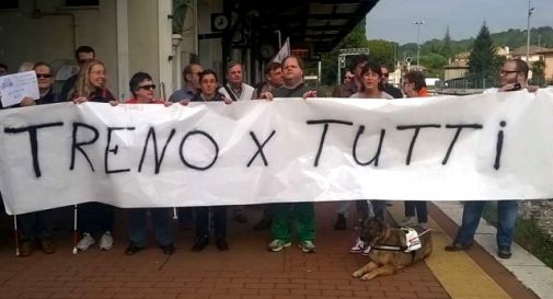 «Treno per tutti!», disabili manifestano in stazione