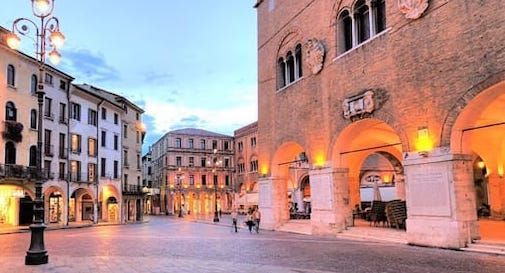 Accoltellamento in centro a Treviso, in manette un diciassettenne: è accusato di  tentato omicidio