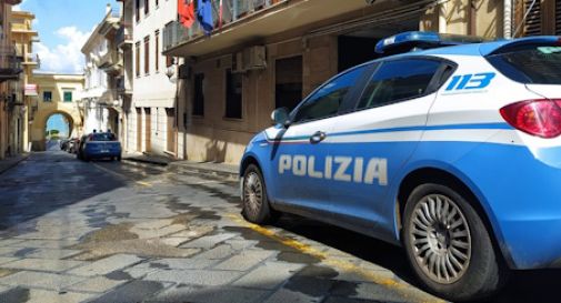 Truffa del finto nipote, le rubano quasi 7.000 euro tra contanti e gioielli: bloccati e arrestati i due malviventi in fuga