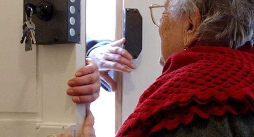 Vivevano nel lusso grazie alle truffe agli anziani: sequestrati beni per 800mila euro tra ville, auto sportive e gioielli