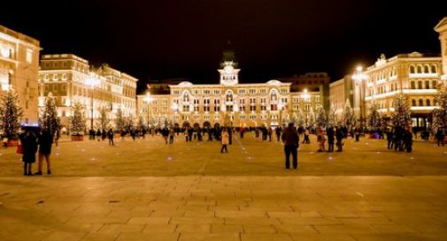 In piazza Unità a Trieste accese luci su alberi, è Natale