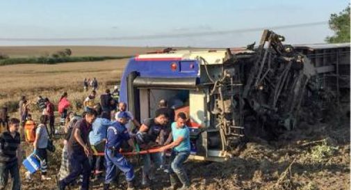 Treno deraglia in Turchia: 10 morti
