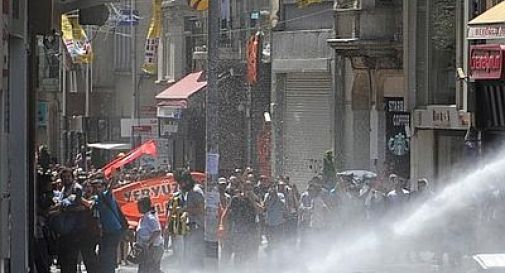 Turchia, polizia irrompe in Piazza Taksim con lacrimogeni e cannoni ad acqua