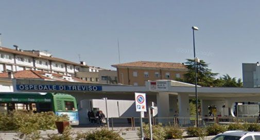 Colpito da un malore mentre gioca a calcio, lo salvano col defibrillatore