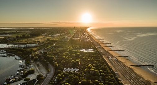 Jesolo, finisce in spiaggia con l’auto e non riesce più a uscire: multato