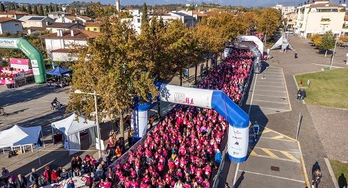 Duemila e seicento abbracci rosa oggi alla Corri in rosa di S. Vendemiano