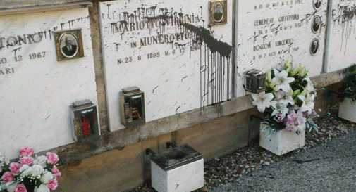 Vandali imbrattano le lapidi del cimitero