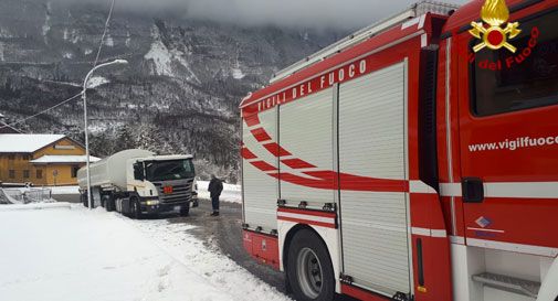 Torna la neve a Vittorio Veneto, l'autocisterna finisce con le ruote fuori strada