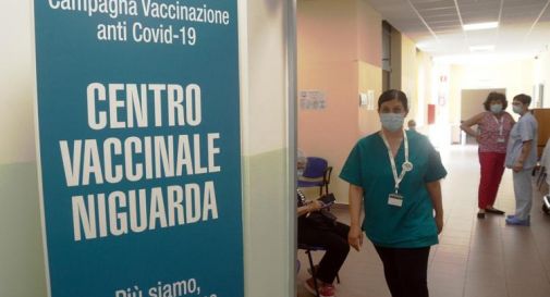 Vaccino Covid, lo studio: dopo 6 mesi anticorpi calano ma proteggono