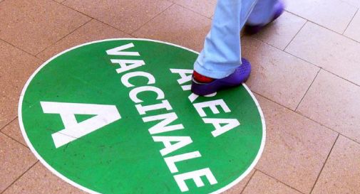 Va a farsi vaccinare al posto di un no-vax in cambio di una cena: arrestato