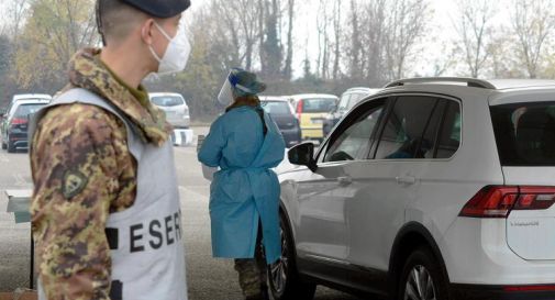 Vaccino covid in auto, a Milano e Roma ecco i drive through