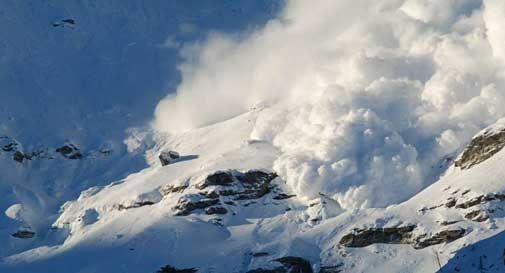 Domenica nera in montagna: morti una bimba e il padre, e un 29enne. Decine di travolti in valanghe