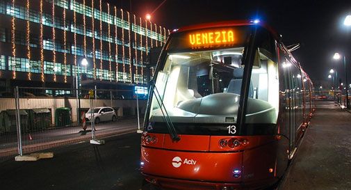 Primo viaggio del tram che collega Venezia alla terraferma