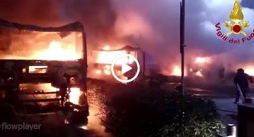 Verona, 21 camion avvolti dalle fiamme