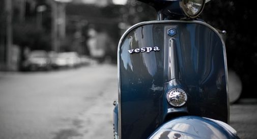 Schianto in Vespa contro l’auto