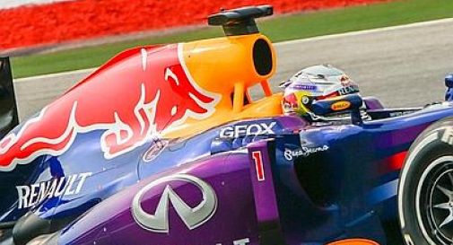 Gp Malesia, doppietta Red Bull e Vettel trionfa davanti a Webber. Alonso fuori 