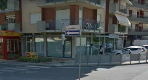 Aggredisce il patrigno con un coltello il patrigno alla guida dell’auto