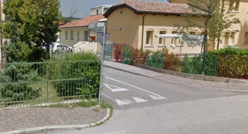 Cade dalla bicicletta e finisce in ospedale