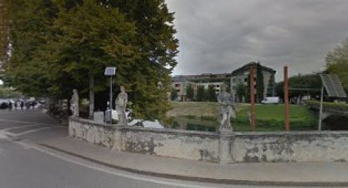 le statue sul ponte di via Battiasti