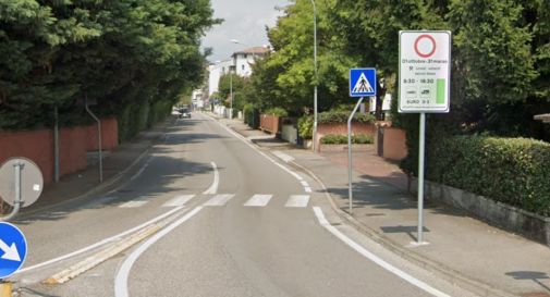 Centrata da un'auto lungo il viale, finisce in ospedale