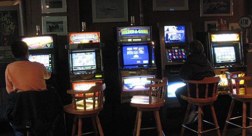 Raid al bar: forzati i videopoker