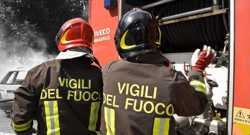 A fuoco il garage, pompieri salvano 4 persone e un cane