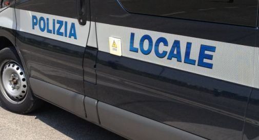 Vedono gli agenti, ingranano la marcia e scappano