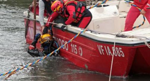 Cade in acqua da peschereccio, si cerca marinaio disperso