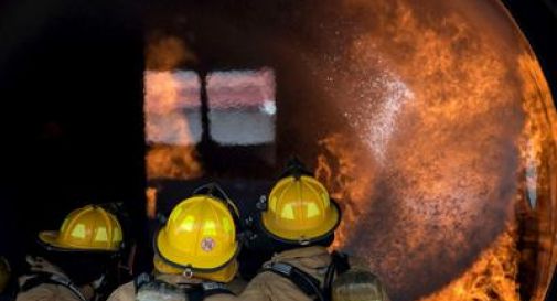 Nave va a fuoco, 34 morti in California