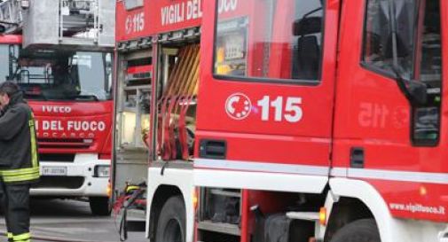 Camion del latte assaltato e incendiato