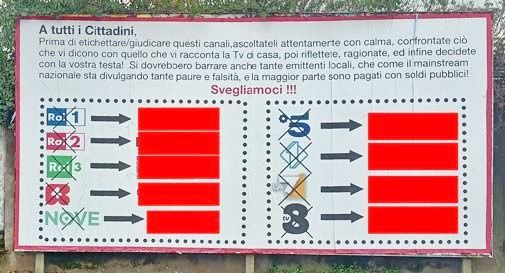 Vittorio Veneto, spunta il mega cartellone: “Ascoltate questi canali e decidete con la vostra testa, svegliamoci”