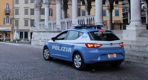 Prima finge di cedere alla truffa del finto carabiniere, poi fa arrestare il complice