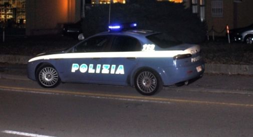 Si ubriaca ed aggredisce i poliziotti: denunciata 35enne che perseguitava il suo ex